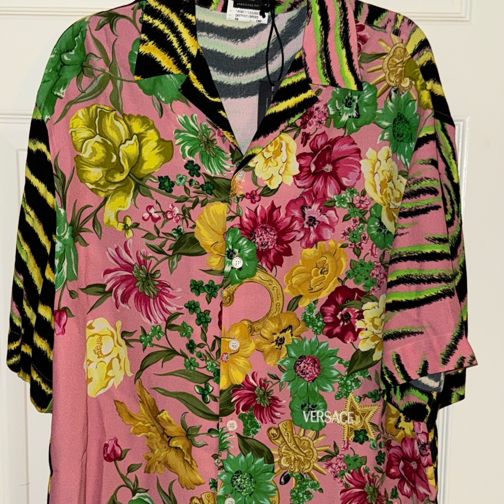 AUTHENTIC  MENS VERSACE SHORT SLEEVE BUTTON UP SHIRT SIZE 48 LOOSE FIT M/L